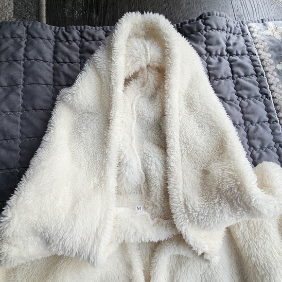 2pc ladies hooded sleepwear robe and shorts - Picture 3 of 8